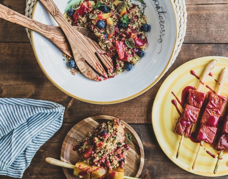 Salade de couscous aux brochettes de fruits