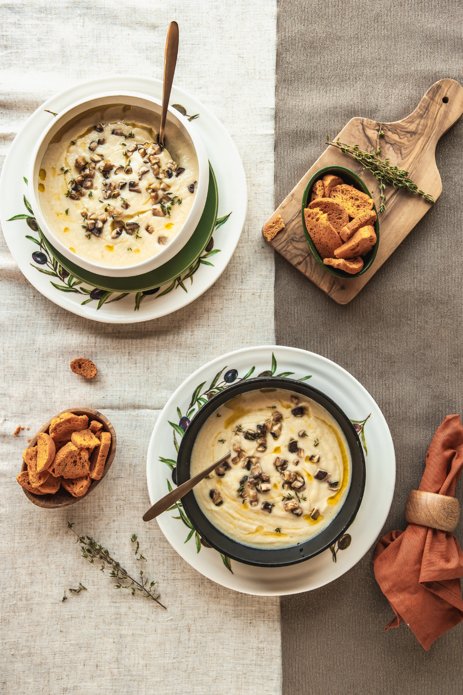 Knolselderijsoep met extra vierge olijfolie met eekhoorntjesbrood