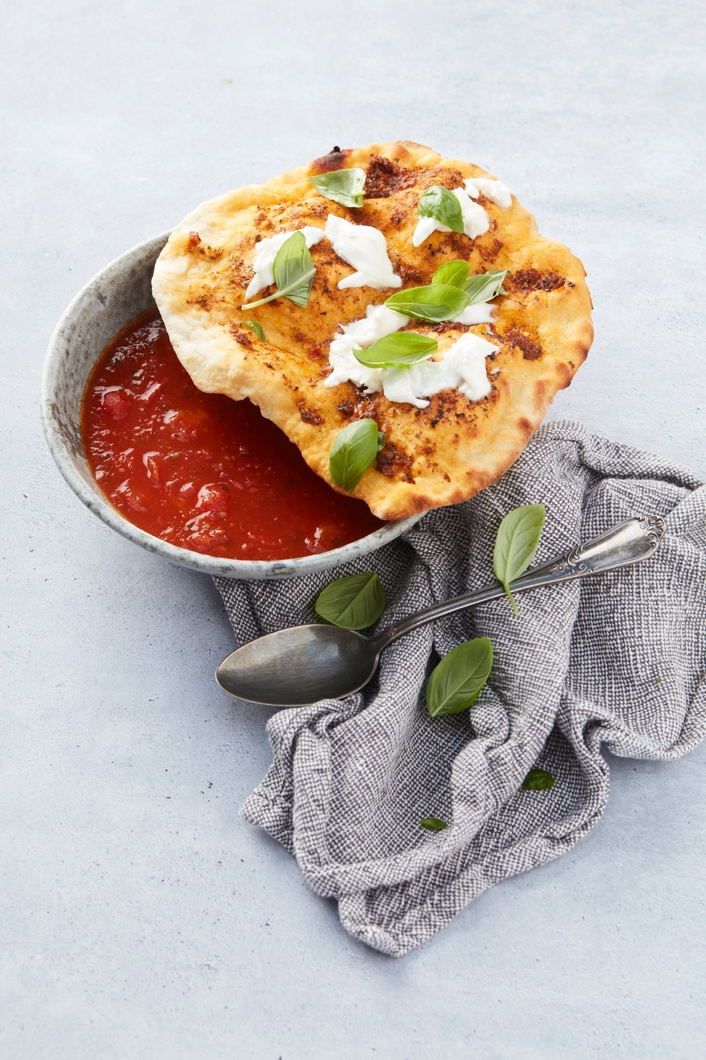 Pittige tomatensoep met pizzadakje