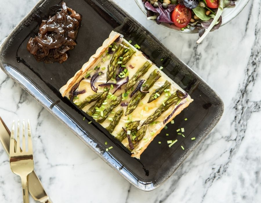 Tarte salée aux asperges vertes et oignons caramélisés